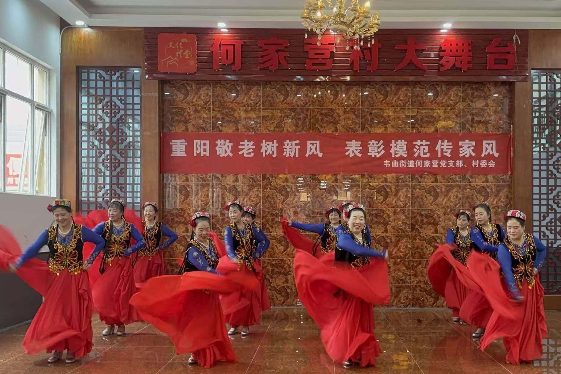长安老年大学重阳节在何家营村演出--.jpg